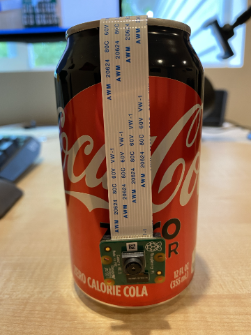 摄像头悬挂在饮料罐上方