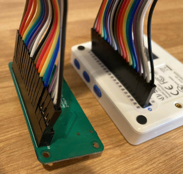 左侧引脚连接到 Wio Terminal 左侧引脚的 ReSpeaker