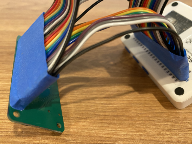 用胶带固定的引脚